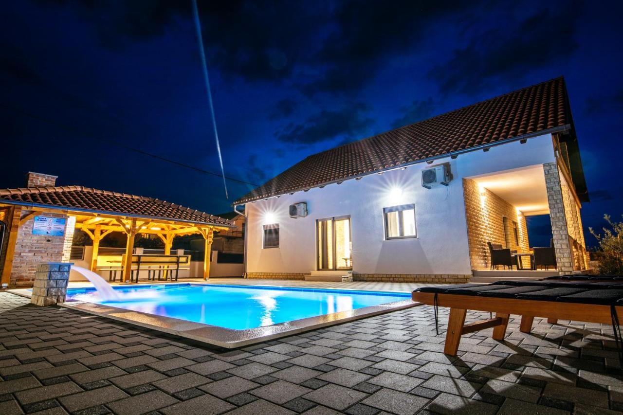Вилла Family House Moja Jube Oklaj Экстерьер фото