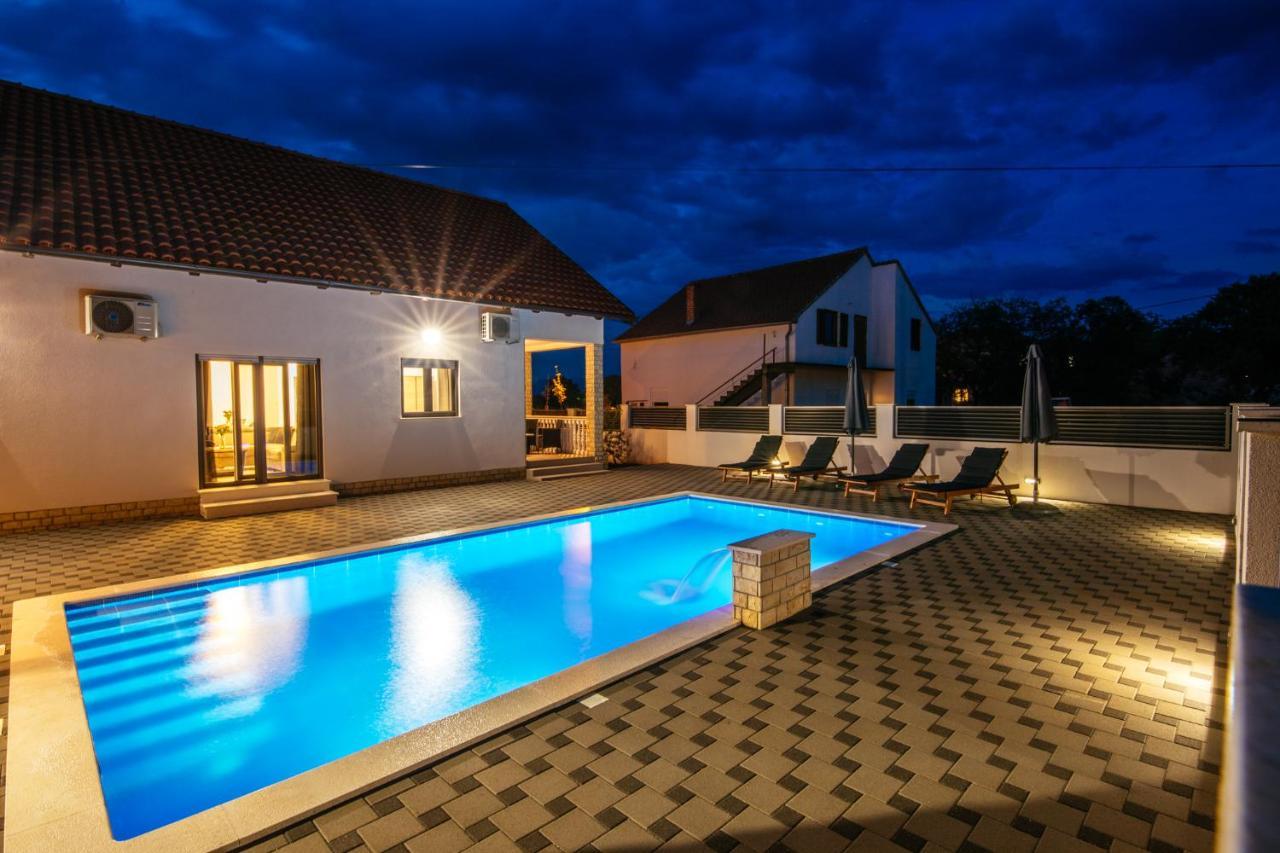 Вилла Family House Moja Jube Oklaj Экстерьер фото
